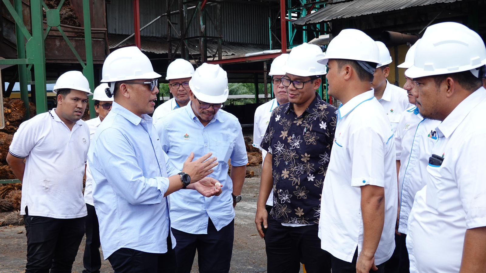 _Caption: Direktur Utama PTPN IV PalmCo Jatmiko K Santosa mentargetkan perolehan nilai tambah mencapai USD3,6 Juta dari produk CPO bersertifikat RSPO IP. Proses pengiriman perdana minyak sawit mentah atau CPO produksi PTPN IV yang telah mengantongi sertifikasi RSPO model Identity Preserved berstandar global sendiri dilaksanakan di Rokan Hulu, Riau baru-baru ini. CPO premium tersebut memenuhi seluruh aspek sustainability yang ketat sesuai standar pasar internasional.